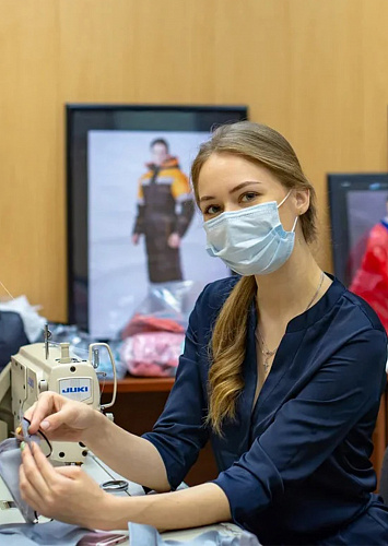 Ивановские красавицы научились шить маски